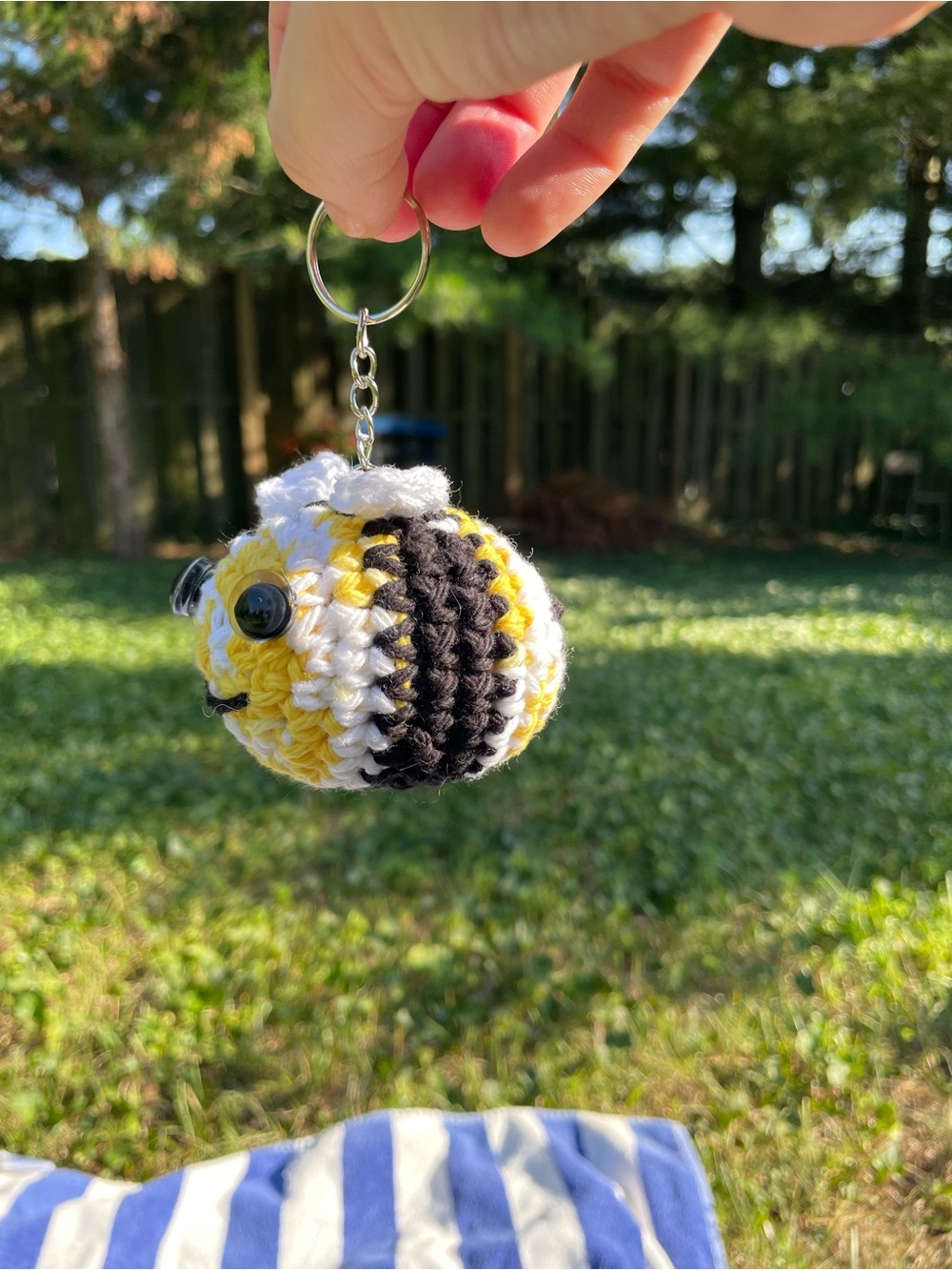 Handmade Crochet mini Bee keychain - Yellow, White & Black - long smile embroidy - Picture 10 of 15